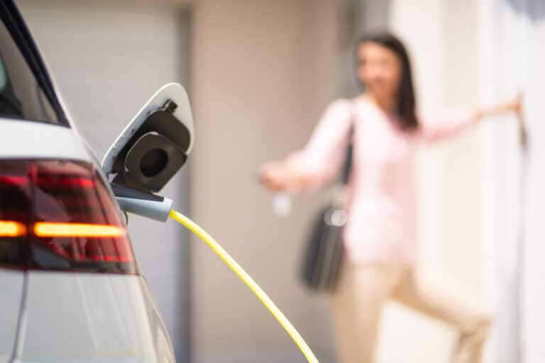Elektroautos mit PV-Anlagen laden