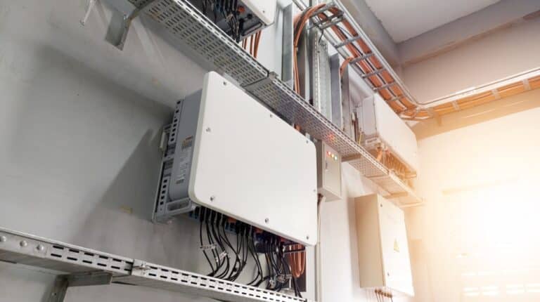 Hybrid vs. String: Ein Vergleich der Wechselrichtertypen